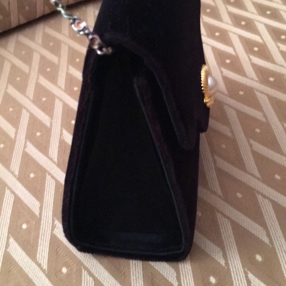 Velvet pearl evening bag with vintage chain design - Picture 7 of 8